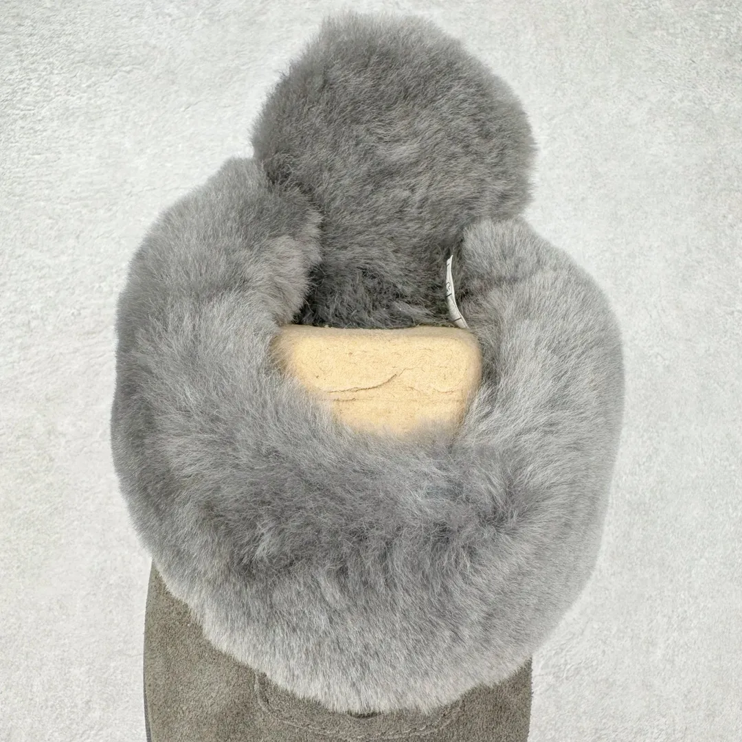 Pick up locally 💰440 UGG 5125 Star drag autumn and winter sheep fur integrated snow boots. All shoes are made of ZP. Longfeng A-grade Australian imported sheep fur integrated brand OEM production line. Fully follow the ZP process. OEM original pattern maker. Adhering to the principle of no original shoe development and selection. Pay attention to every detail. The most authentic version on the market. TREADLITE "light wing" technology outsole. Lightweight/durable/flexible/pile size: 35 36 37 38 39 40 Coding: by2936040